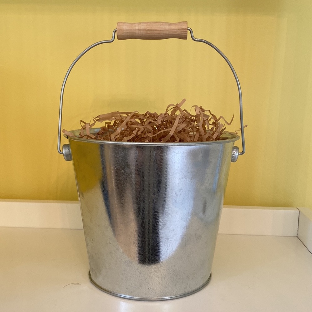 Galvanize silver shinny metal bucket pail w/ handle and paper confetti filler